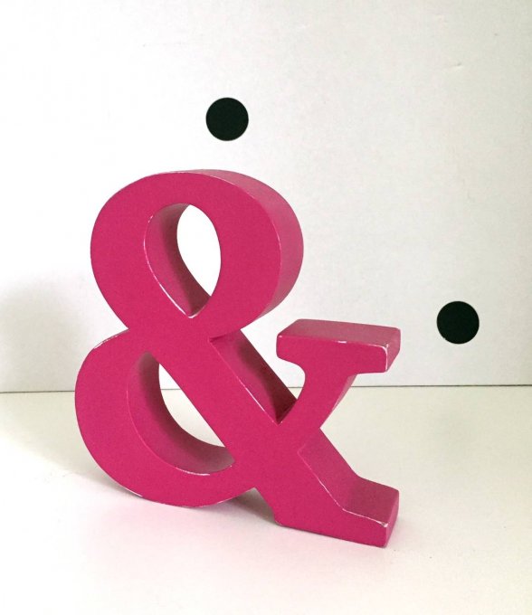 Esperluette à poser de 14 cm de hauteur et 2,5 cm d'épaisseur, couleur rose bonbon patiné.